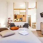 Downtown Charm With Balcony And Garden View