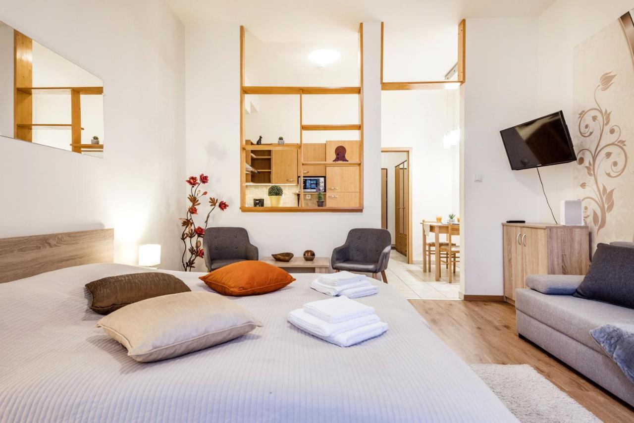 Downtown Charm With Balcony And Garden View Budapest