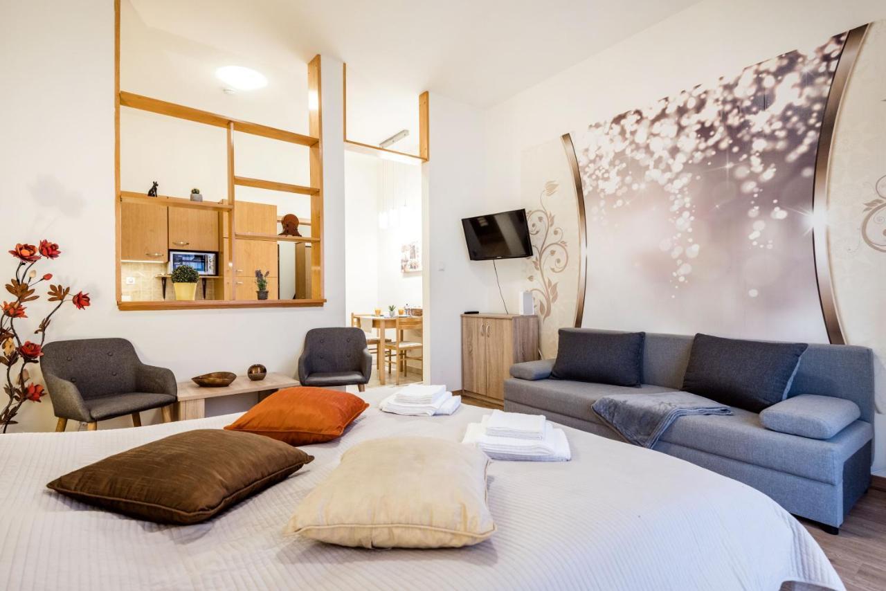 Downtown Charm With Balcony And Garden View * Budapest